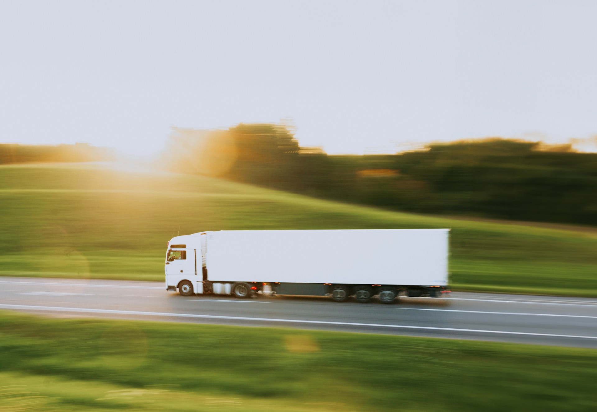 Logística y transporte con rutas y facturación en tiempo real